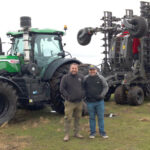 Palabra cumplida: Indecar entregó la primera sembradora con el tractor “de regalo”