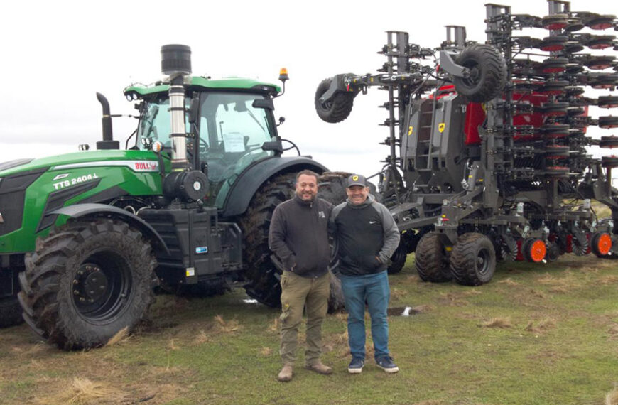 Palabra cumplida: Indecar entregó la primera sembradora con el tractor “de regalo”